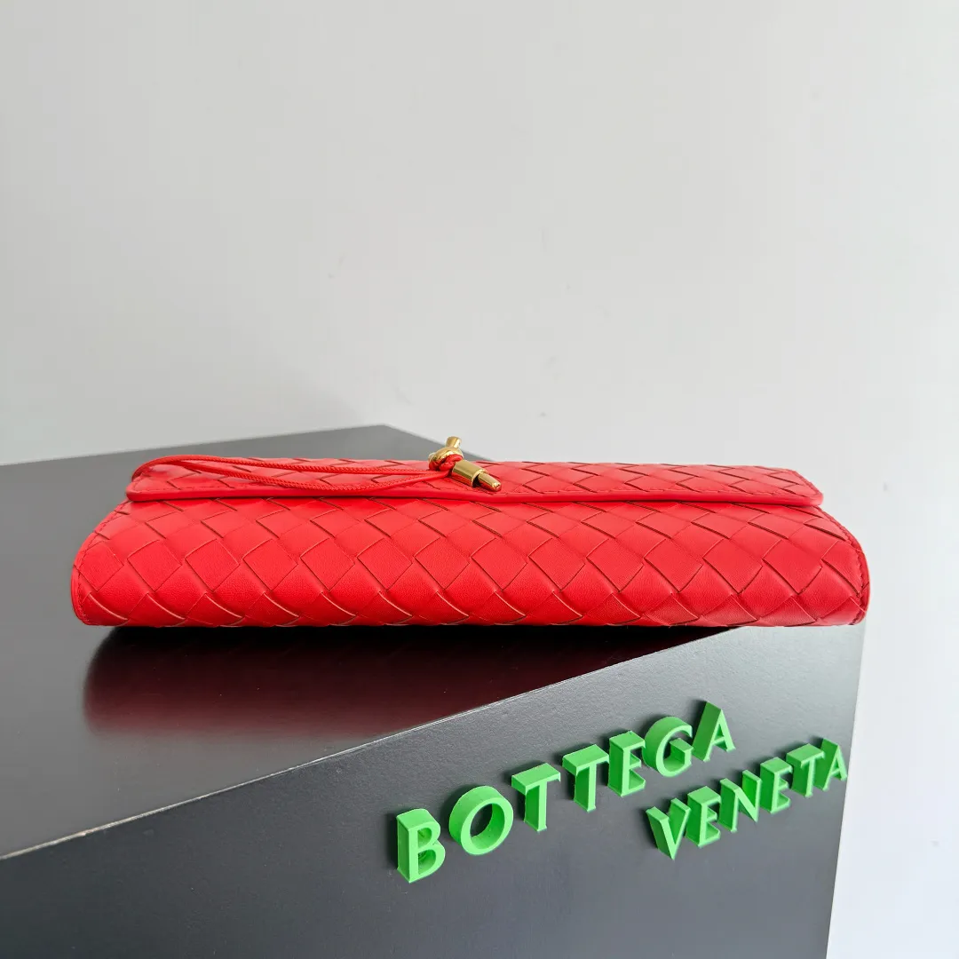 The batch of 1360 BV Andiamo evening handbags has been heavily planted again~ The designer aesthetics in the era of economic downturn are back. I fall in love with it at first sight and can't put it down. It's so beautiful and full of aura. The shape and texture are very competitive. It's light in weight and has sufficient capacity. It's a must-have for fashionistas. It's suitable for many occasions, minimalist, high-end and light luxury. Model No.: 741511 Size: 31*13*3cm